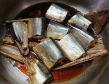 秋刀魚の醤油煮　調理