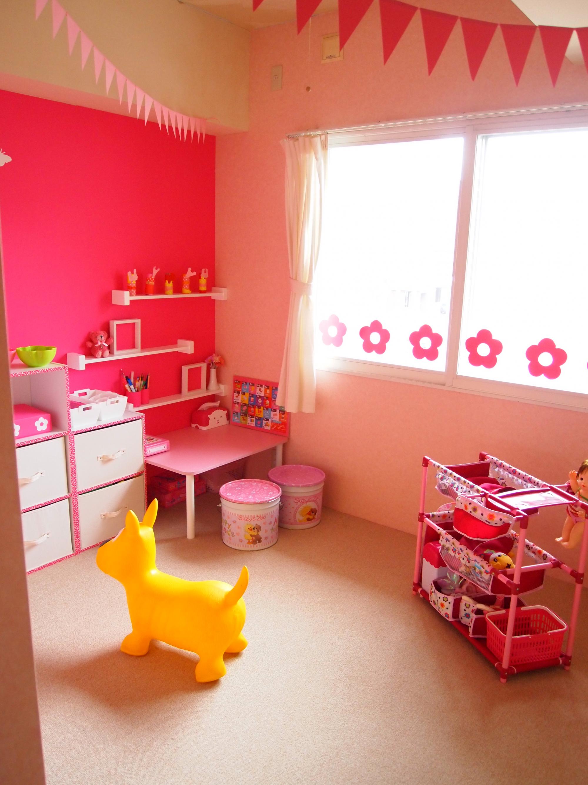 子供部屋をピンク色に 白い雑貨とインテリア