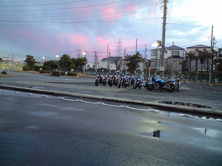 教習所のバイクと夕日