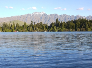 リマーカブル山脈とワカティプ湖