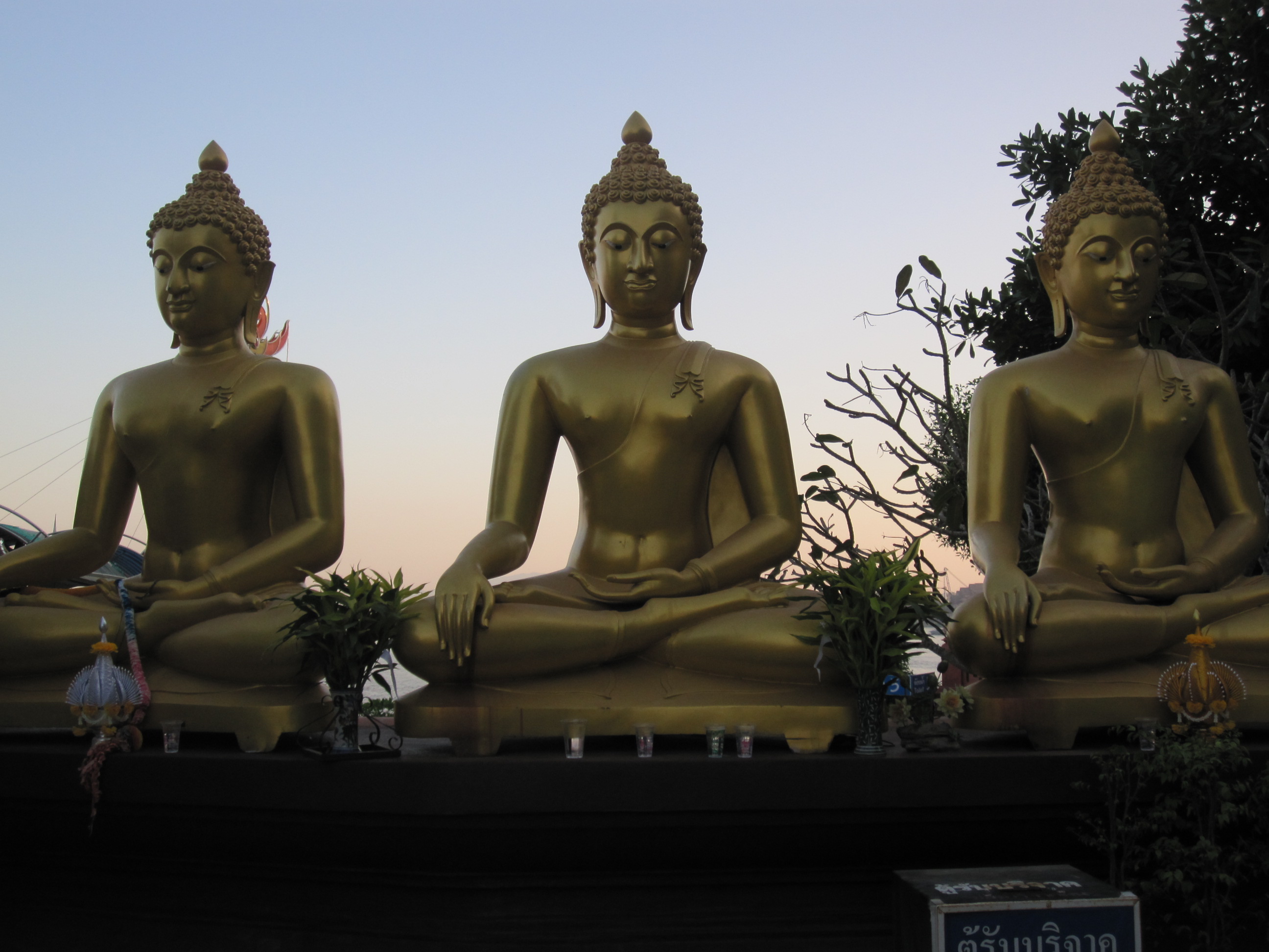 タイで自在にロングステイ・長期滞在 黄金色の仏像＠ゴールデン 